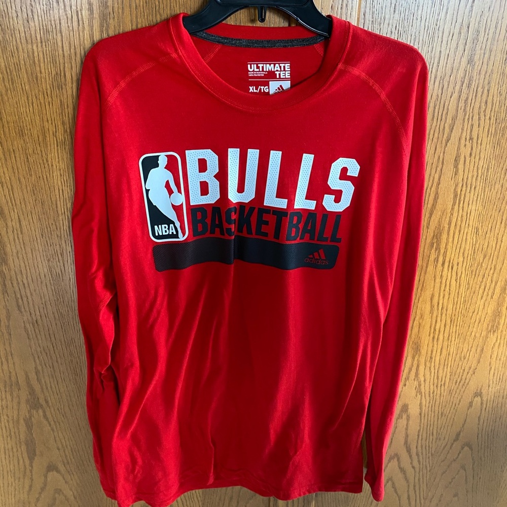 adidas Men’s XL Chicago Bulls Long Sleeve Shirt